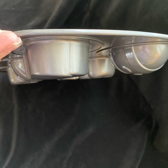 EUC Wilton Easter Mini Cake Pan. Metal cake pan makes 6 Mini Cakes - Picture 8 of 11